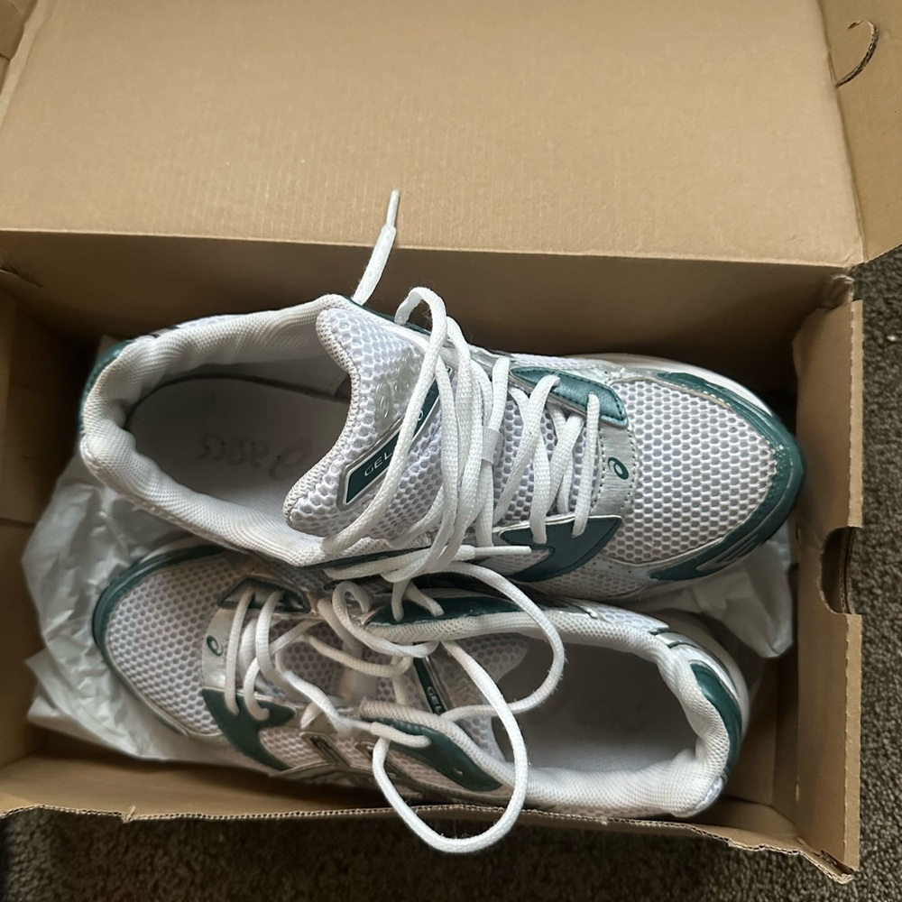 ASICS white dark Neptune gel 1130 size 10 worn a couple times clean